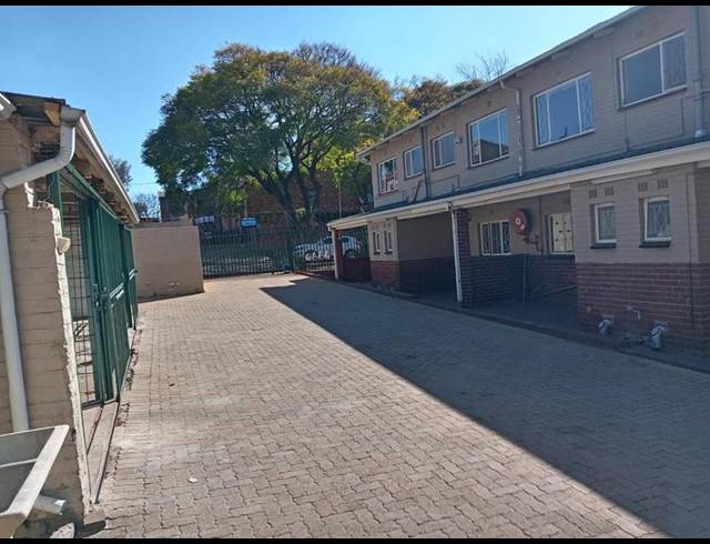 2 BEDROOM PROPERTY TO RENT IN WINDSOR WEST